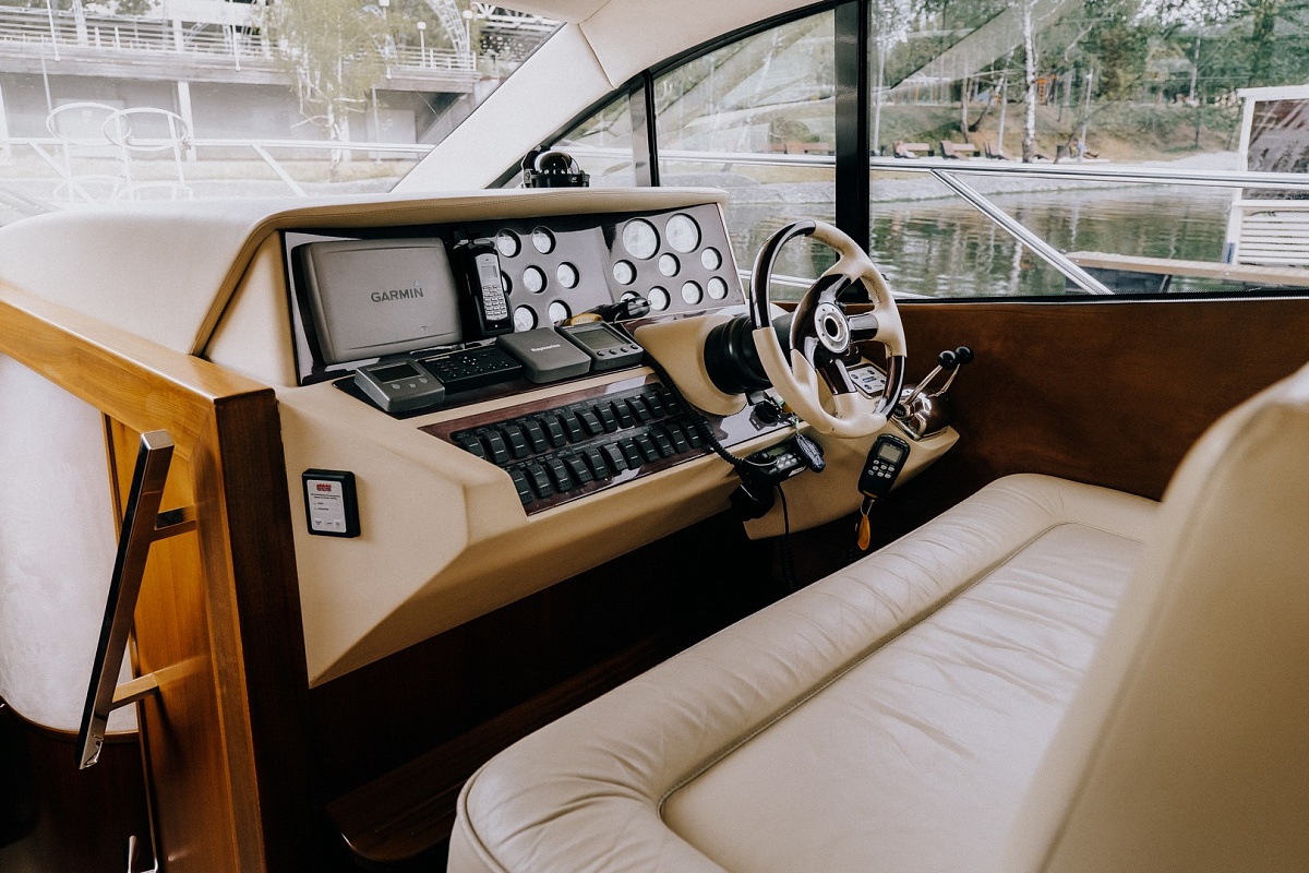 Аренда яхты Galeon 440 в Санкт-Петербурге - пост управления
